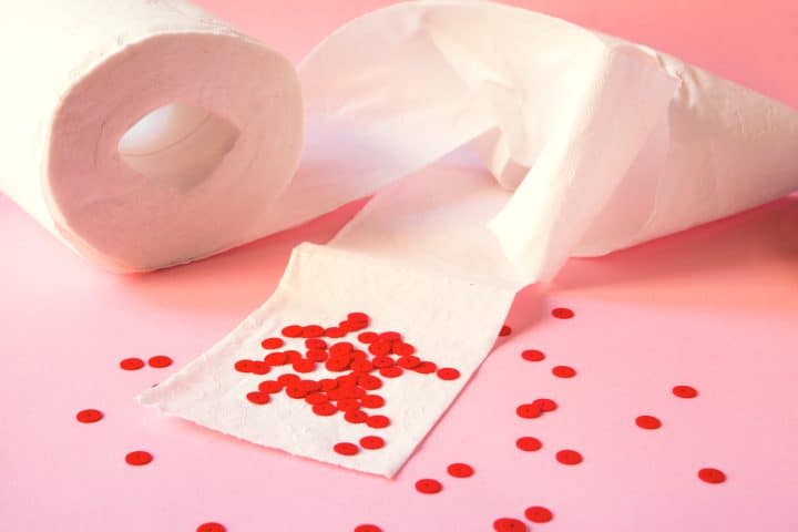 Toilettenpapier mit roten Pailletten, die Blut darstellen sollen