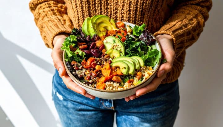 Frau hält eine Bowl mit ballaststoffreichen Lebensmitteln